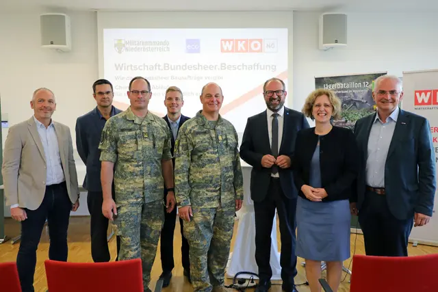 Markus Sandhofer und Mario Singer (beide Militärservicezentrum 6), Gregor Richter (Kommandant Jägerbataillon 12; Ostarrichi-Kaserne Amstetten), Michael Burgstaller (BMLV), NÖ Militärkommandant Georg Härtinger, Bernhard Ebner (Prokurist ecoplus), Alexandra Hagmann-Mille (WKNÖ) und Andreas Geierlehner (WKNÖ-Bezirksstellenleiter Amstetten).
 | Foto: ÖBH/Albin Fuss