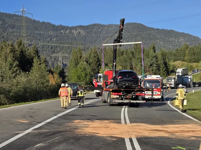 Nach Abschluss der Rettungsmaßnahmen übernahm die Feuerwehr Reutte gemeinsam mit den weiteren Einsatzkräften die Aufräumarbeiten an der Unfallstelle. | Foto: FF-Reutte
