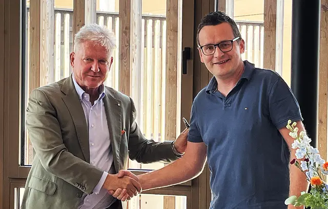 Landesinnungsmeister-Stv. Norbert Hartl (l.) gratulierte dem neu gewählten Bezirksobermeister Thomas Schießendoppler.  | Foto: WKO Vöcklabruck