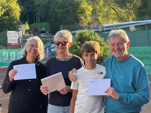 Obmann Peter Neustifter (re.),  Carina Nistelberger (li.), Brigitte Neustifter und das Team des ASKÖ TV Weiz organisierten insgesamt 15 Bewerbe und freuen sich über den erfolgreichen Nachwuchs. | Foto: ASKÖ TV Weiz