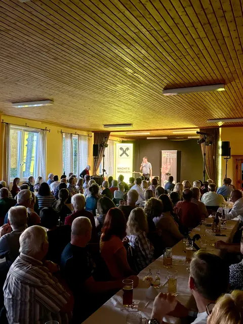 Hubert von Blitzgneisser unterhielt die Gäste im Saal des Röglwirts. | Foto: Raiffeisen