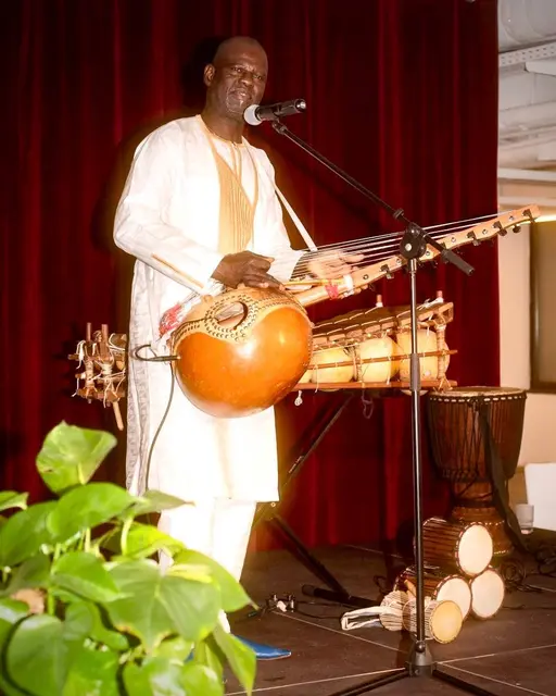 Multiinstrumentalist Seydou Traore sorgte mit seiner Musik für die passende Atmosphäre während der Feier. | Foto: Gute Geschichte