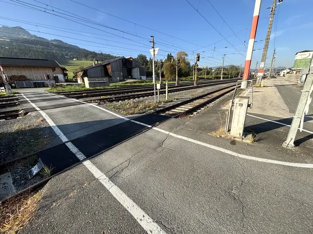 Im Bereich des bisherigen Bahnübergangs Baumoos soll die Unterführung entstehen. | Foto: Klaus Kogler