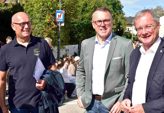 Direktor Andreas Hofinger, Landtagsabgeordneter Günther Lengauer und Bürgermeister Bernhard Zwielehner. | Foto: Gymnasium Ried