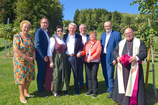 Gratulierten zur Eröffnung: Verena Dunst, LAbg. Jürgen Dolesch, Herta Walits-Guttmann, Josef Puchas, Bürgermeister Werner Kemetter, Margot Bösenhofer, Landeshauptmann Hans Peter Doskozil und Kanonikus Franz Brei (von links).  | Foto: Elisabeth Kloiber/MeinBezirk