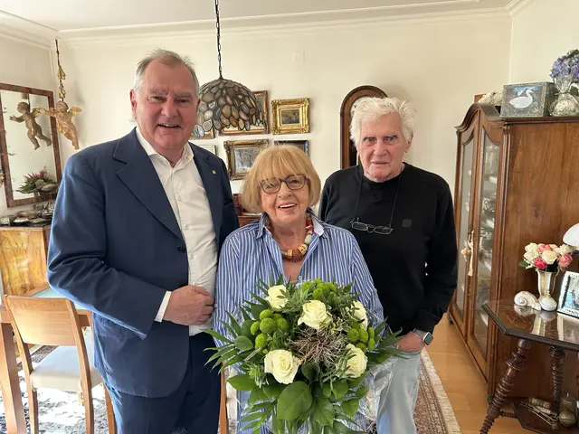 Margit Jungwirth (Mitte) feierte ihren 80. Geburtstag. | Foto: Stadt Wiener Neustadt/Weller