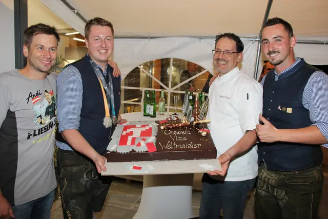 Eine Torte gab es für den Vize-Weltmeister von der Kremstaler Hofbäckerei.