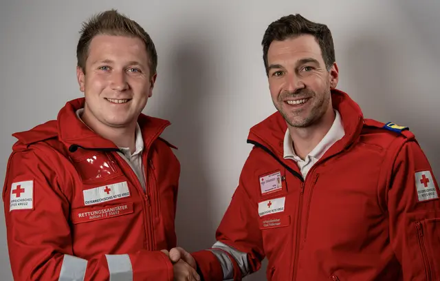 Bezirksstellenleiter Michael Volderauer (r.) gratuliert Julian Jäger zur Wahl als neuer Ortsstellenleiter des Roten Kreuzes Wipptal. | Foto: Rotes Kreuz IBK-Land