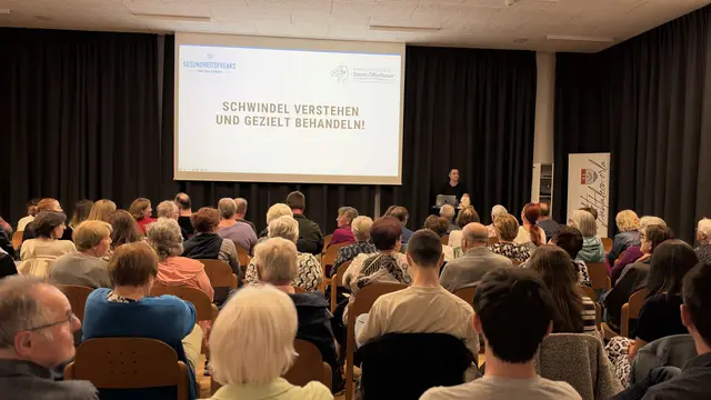 Simon Öfferlbauer erklärte die Ursachen von Schwindel und zeigte konkrete Übungen, die sich auch im Alltag anwenden lassen. | Foto: Öfferlbauer/Privat