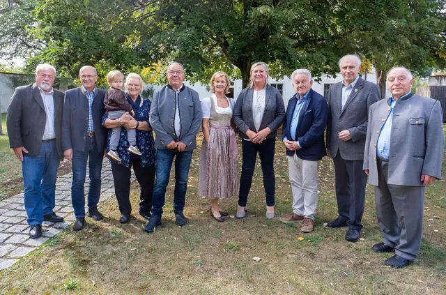 Johann Ramsebner(Bez. Bildungsreferent), Franz Henzinger (Bezirksobfraustv.), Bezirksobfrau Hilde Baumgartner mit Enkel, Karl Ofner-Wiesner (Obmann), Landtagsabgeordnete Doris Staudinger, Bürgermeisterin Heidi Mitterhuber, Landesobmann Josef Pühringer, Bürgermeister Gerald Augustin, Altbürgermeister Karl Sieghartsleitner (von links) | Foto: Seniorenbund Grünburg-Steinbach