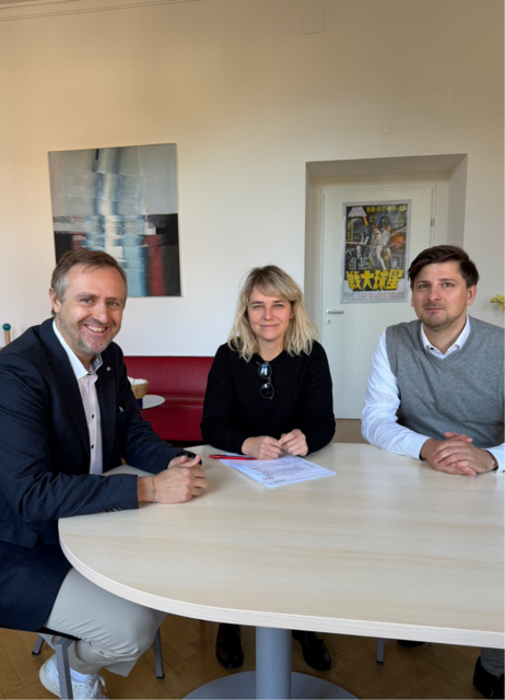 SPÖ-Klubvorsitzender Stefan Jagsch, Bezirksvorsteherin Stefanie Lamp (beide SPÖ), und Neos-Bezirkssprecher Paul Hirczy hoffen auf ein "Low Traffic Grätzl".  | Foto: BV16