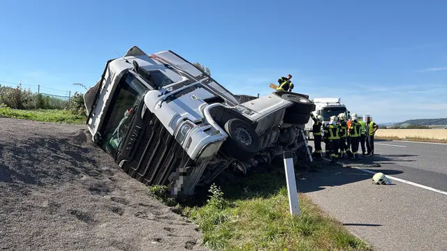 Der schwer beschädigte Lkw musste nach dem Unfall von der A1 geborgen werden. | Foto: DOKU-NÖ
