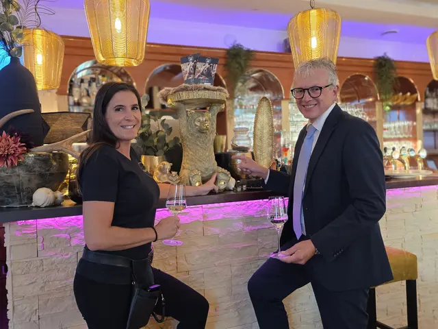 Silvia Birbamer empfängt den Restauranttester August Teufl in ihrem ansprechenden Restaurant Bärenzeit. | Foto: Werner Schrittwieser