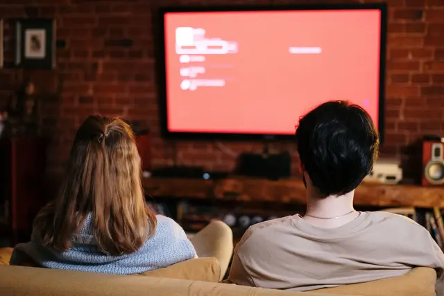 Beim Fernsehen soll der 38-Jährige das Mädchen unangebracht berührt haben. | Foto: pexels / cottonbro studio