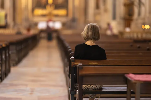 Mehr als 400 Personen aus dem Bezirk Rohrbach haben 2025 der Kirche den Rücken gekehrt.
 | Foto: smarterpix/Studia72