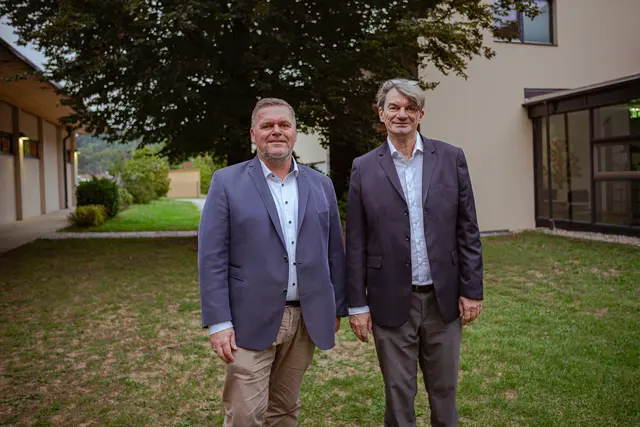 Manfred Öttl (l.) übernimmt die Geschäftsleitung von "alpha nova", nachdem sich Thomas Driessen (r.) nach 25 Jahren an der Spitze in den Ruhestand verabschiedet.
 | Foto: alpha nova