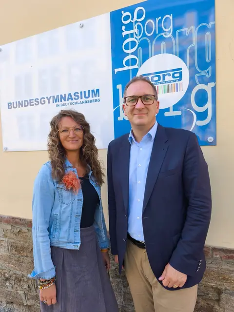 Schulleiter Direktor Dietmar Theußl und die Unterstufenkoordinatorin Simone Poscharnik freuen sich über den gelungenen Schulstart in den neuen Räumlichkeiten. | Foto: BG/BORG