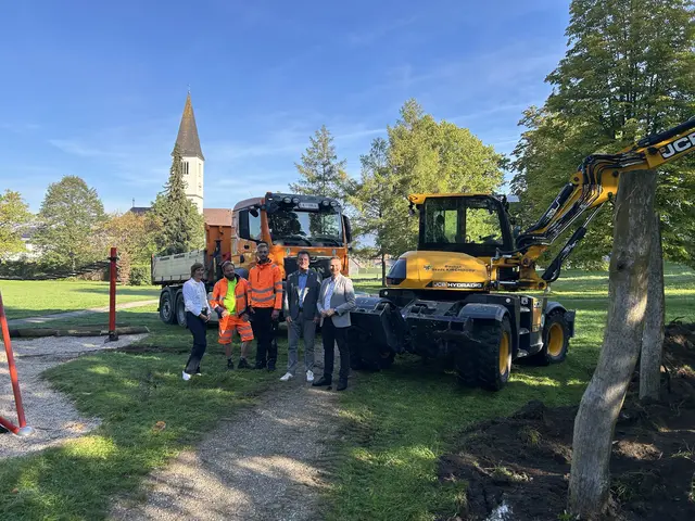 Bürgermeister Horst Hufnagl (2. v. re.) mit Bürgermeister Markus Ringhofer (re.) Amtsleiterin Astrid Ruess (li.) aus Kirchdorf und Mitarbeiter des Bauhofes. | Foto: MAaktgemeinde Micheldorf