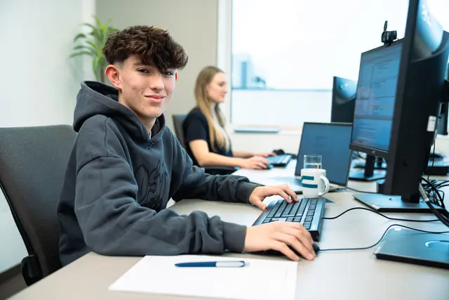Niklas Lenghel aus St. Marienkirchen absolviert eine Lehre zum Applikationsentwickler bei Frauscher Sensortechnik. | Foto: Frauscher Sensortechnik
