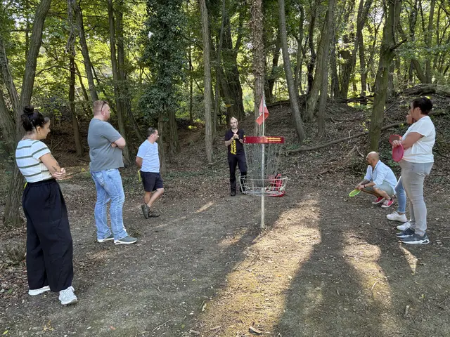 Christian erklärte meinen Kolleginnen, Kollegen und mir am Anfang die Regeln sowie eine Fakten rund um Discgolf. | Foto: Barbara Babonitsch-Diewald / MeinBezirk