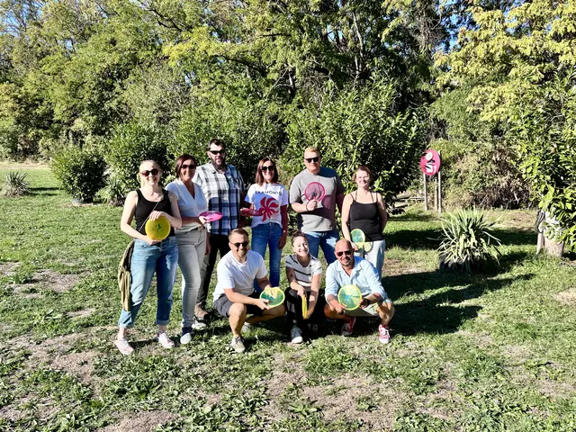 Diesmal durfte nicht nur ich eine neue Sportart ausprobieren, sondern auch einige meiner Kolleginnen und Kollegen. Unser diesjähriger Mitarbeiterausflug führte uns auf die Pfadfinderwiese zum Discgolf spielen. | Foto: MeinBezirk