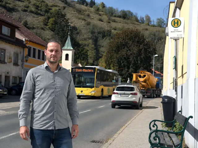 GR Ronny Weßling an der Dr.-Karl-Dorrek-Straße in Stein. Für das Umfeld von Schulen und Kindergärten fordert er Tempo 30 | Foto: KLS