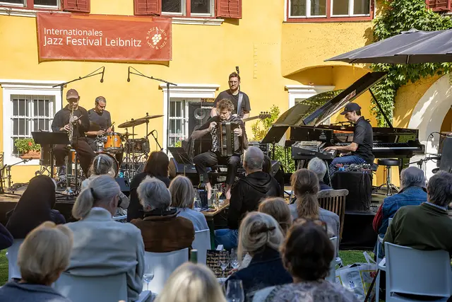 Für die französische Jazz-Fusion-Formation Vincent Peirani &amp; Living Being gab es im Schloss Ottersbach Standing Ovations. | Foto: Peter Purgar