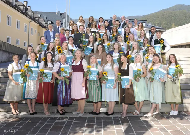 Die stolzen Absolvent:innen mit den Lehrerinnen der Gesundheits- und Krankenpflegeschule und den Ehrengästen.
Ehrengäste im Bild: Kathrin Wimmer, MBA (Direktorin der Schule für Pflegeberufe), Prim. Univ.-Doz. Dr. René R. Wenzel (med. wissenschaftlicher Leiter), Dr. Stephanie Langegger (Prokuristin Tauernklinikum), Sylvia Nindl (Standortleitung Pflege Mittersill), Bgm. Andreas Wimmreuter, Martina Grießer, MSc (Pflegedirektorin Tauernklinikum), Dr. Michael Hofer (Ärztlicher Direktor Tauernklinikum),
Dr. Arno Brugger (Amtsarzt Bezirk Zell am See), Mario Enzinger LLB oec., MBA (Prokurist Tauernklinikum). | Foto: Tauernklinikum/Thienel