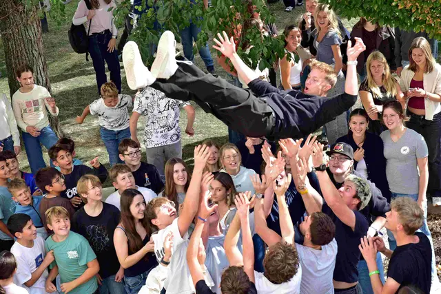 Die DJ-Musik sorgte für besondere Showeinlagen vor der Schule. | Foto: Gymnasium Ried