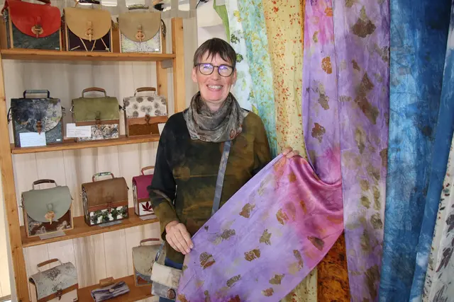 Naturfärberin Sigrid Häuserer mit bunten Seidenschals.