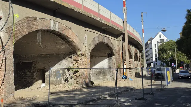 29.09.2026 die Oberleitungen sind demontiert und Absperrungen erweitert.