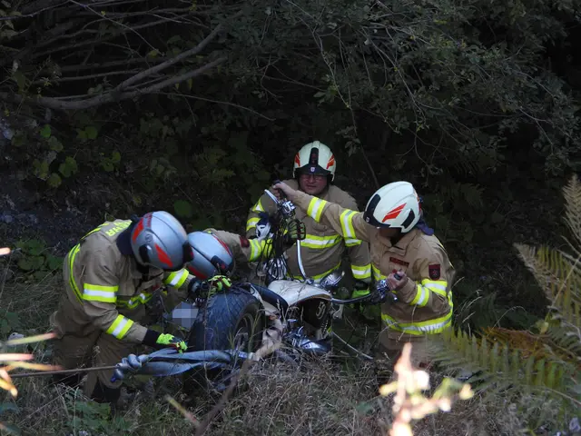 Das schwer beschädigte Motorrad musste von der Feuerwehr geborgen werden.  | Foto: ZOOM-Tirol