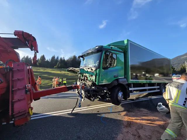 Der Lkw wurde insbesondere im Bereich der linken Fahrzeugfront schwer beschädigt. Der Lenker wurde vor Ort medizinisch versorgt. | Foto: FF-Reutte
