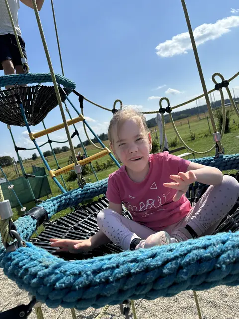Gloria (7) wünscht sich nichts sehnlicher, als selbstständig mobil zu sein. Ihre Familie versucht in der Freizeit ein Stück Normalität zu schaffen. Helfen wir gemeinsam! | Foto: privat