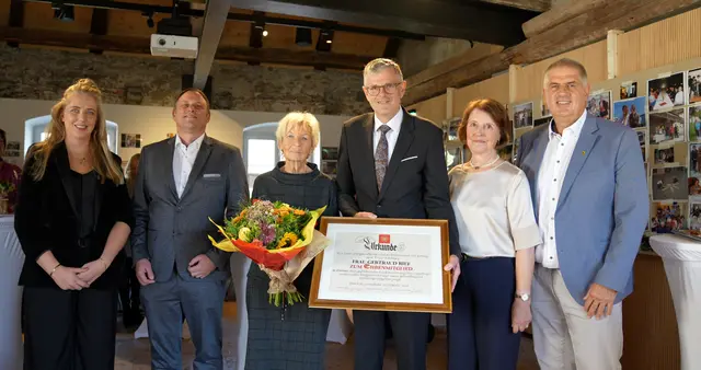 Gertraud Rief wurde für ihre langjährigen Dienste sowie ihren maßgeblichen Einsatz bei der Entwicklung und dem Aufbau der Einrichtung mit der Ehrenmitgliedschaft des Sozial- und Gesundheitssprengels geehrt.  | Foto: Floobe Medienproduktion