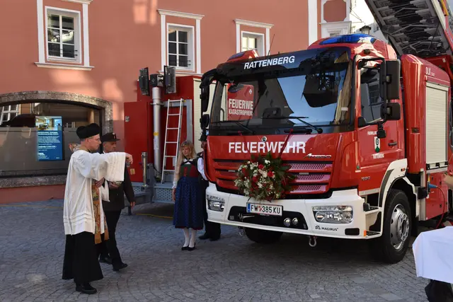 Feierliche Segnung der neuen Einsatzfahrzeuge im Rahmen des Festaktes. | Foto: Zoom.Tirol