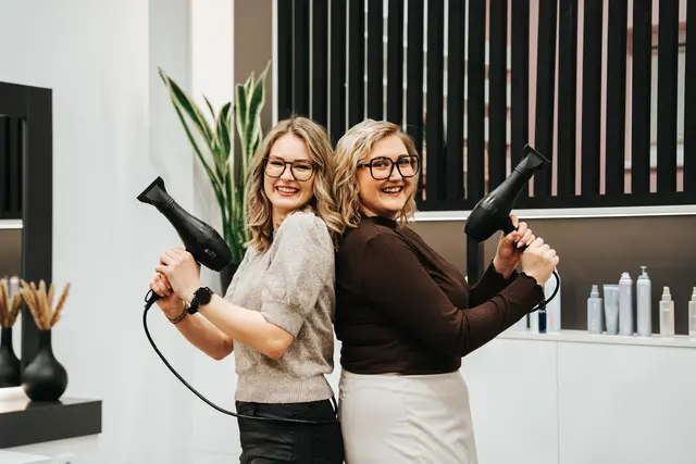 Lara Altenhofer mit ihrer Kollegin und Angestellten Stefanie Pointner im Salon "Hairstyle la Lara" in Kopfing. | Foto: Theresa Jodlbauer