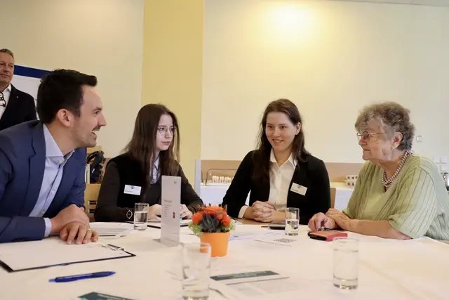 Schüler helfen Senioren dabei, moderne Technik zu verstehen. Mit dabei war auch Bildungsminister Christoph Wiederkehr (Neos). | Foto: HLW 19