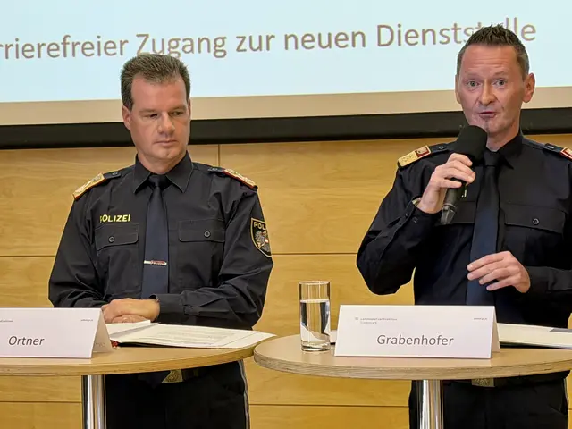 Landespolizeidirektor Gerald Ortner und Bezirkspolizeikommandant Franz-Kurt Grabenhofer: "Die polizeiliche Präsenz kann durch die Zusammenlegung erhöht werden – eine permanente zweite Tagdienststreife ist gewährleistet, die Präsenz damit höher." | Foto: MeinBezirk/Angelina Koidl