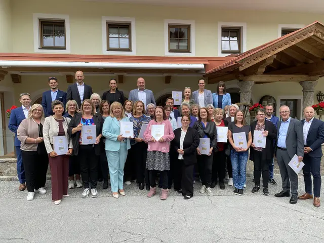 42 langjährige Billa-Mitarbeiterinnen und -Mitarbeiter aus Tirol kamen in Innsbruck zusammen, wo ihre langjährige Tätigkeit im Unternehmen gewürdigt wurde. | Foto: Billa