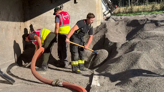 Nach dem Unfall musste auch das geladene Granulat entfernt werden. | Foto: DOKU-NÖ