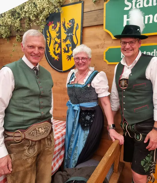Von rechts: Der Landrat von Mühldorf am Inn Max Heimerl, Stv. Landrätin von Mühldorf am Inn Ilse Preisinger-Sonntag und der Landtagsabgeordnete Josef Schöchl. | Foto: Josef Schöchl