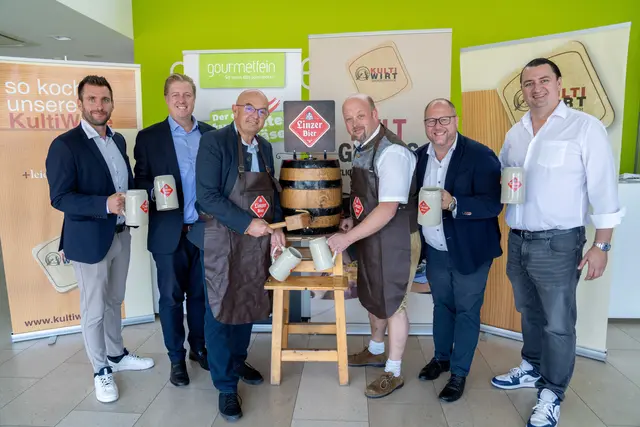 Gerald Kriechbaumer, Gebietsleiter Brau Union, Michael Nell, Obmann der Hotellerie, Gerold Royda, OÖ Wirtesprecher, Reinhard Guttner, Obmann der OÖ KultiWirte, Markus Birnleiter, regionaler Verkaufsdirektor Brau Union, Florian Hippesroither, Geschäftsführer Gourmetfein. | Foto: Thomas Altendorfer