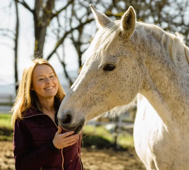 Dagmar Freithofnig ist mit "In Balance – Tiermassage &amp; Tierbewegungstraining für Pferde und Hunde" für die Tiere da. | Foto: Renate Anna Golker - Social Media Agentur