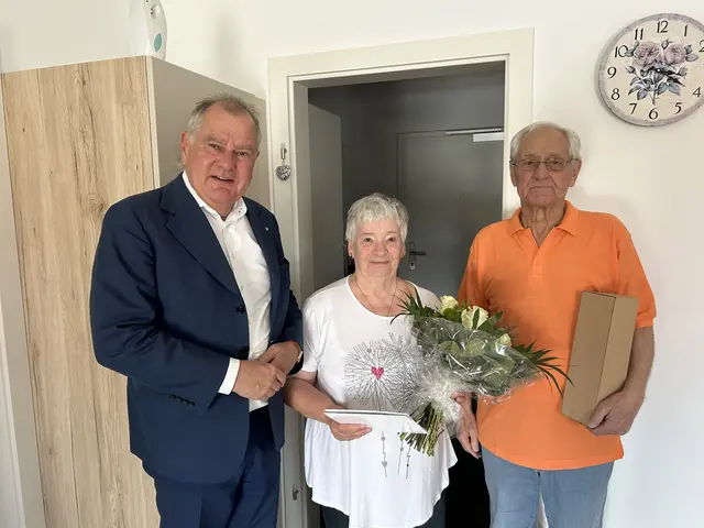 Franz Dinhobl gratulierte Irene und Walter Reiner zur Diamantenen Hochzeit. | Foto: Stadt Wiener Neustadt/Weller