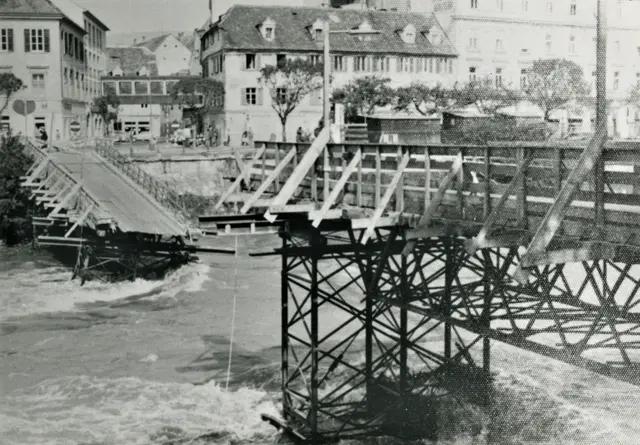 Brückeneinsturz im Jahr 1975: Einer provisorischen Brücke, die die Tegetthoffbrücke während einer Erneuerung vorübergehend ersetzen sollte, war ein denkbar kurzes Leben beschert.  | Foto: Sammlung Kubinzky