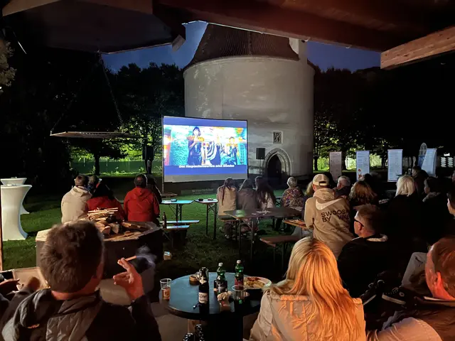 Beim sogenannten „Radl-Kino“ kam der Strom nicht einfach aus der Steckdose. Die Gäste traten die gesamte Vorstellung über kräftig in die Pedale der aufgestellten Fahrräder, um die benötigte Energie für die Leinwand selbst zu erzeugen.  | Foto: ISD