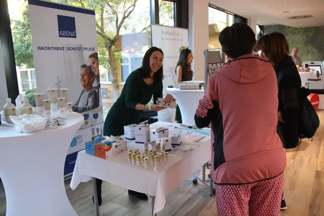 Die Teilnehmenden am Symposium konnten sich auch über aktuelle Produktneuheiten informieren | Foto: MeinBezirk/Herwig Brucker