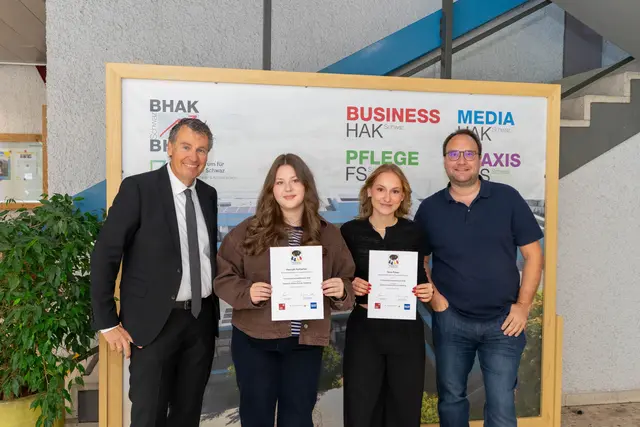 vlnr: Direktor Friedrich Hellmayr, Hannah Hoflacher, Nina Pirker, Lehrer Sven Salchner | Foto: BHAK/BHAS/Fachschule für Sozialberufe mit Pflegevorbereitung Schwaz