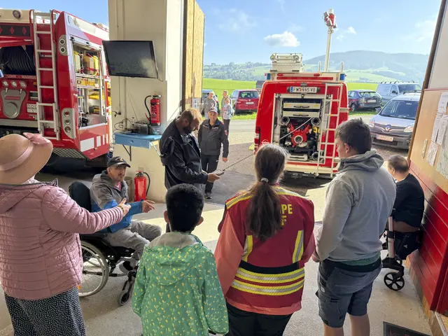 Die Teilnehmerinnen und Teilnehmer lernten Fahrzeuge, Geräte und die Arbeit der Feuerwehr kennen.  | Foto: C. Stoxreiter
